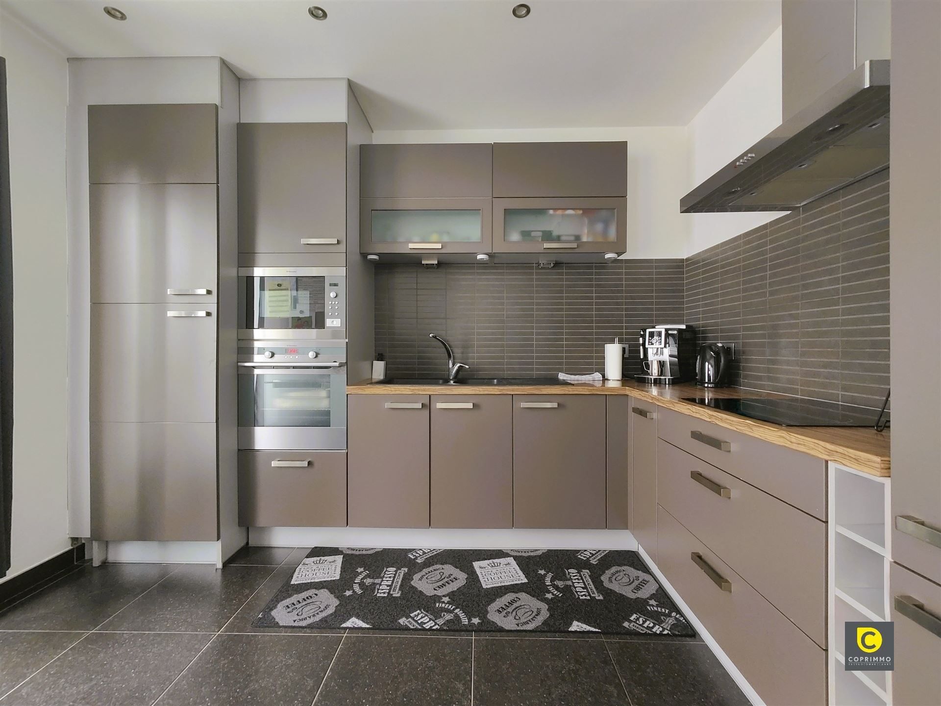 Ruim 2 slaapkamer app + autostaanplaats! foto 3