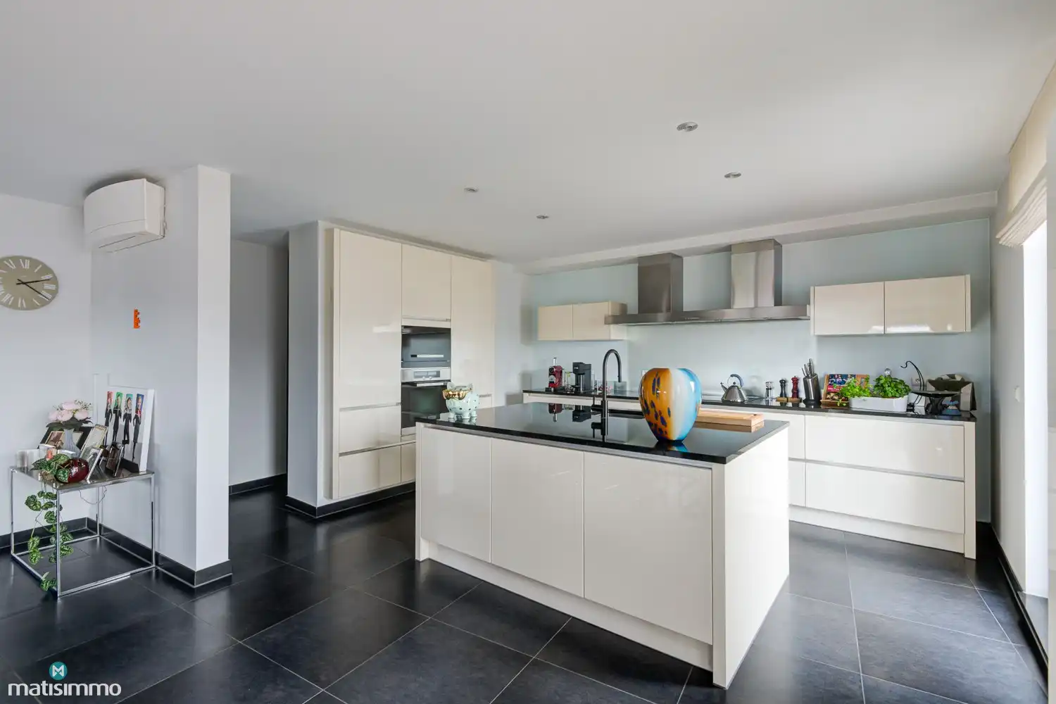 ZEER RUIM EN MODERN DUPLEXAPPARTEMENT (234M²) MET 5 SLAAPKAMERS, 2 BADKAMERS, 2 TERRASSEN, 2 KELDERS, DUBBELE GARAGE (60M²) (+ OPTIONEEL GARAGE) IN HET CENTRUM VAN LANAKEN foto 11