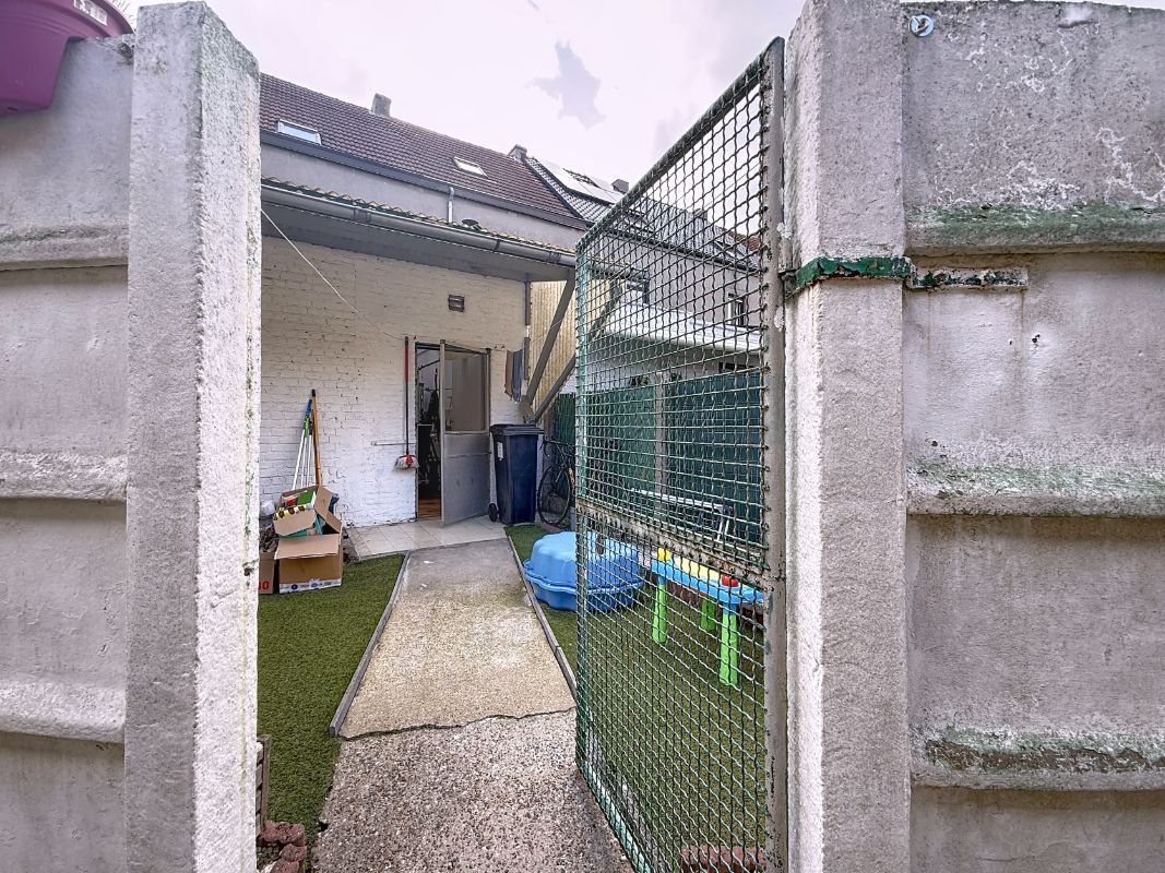 Investerings -of starterswoning met uitweg achteraan. foto 16