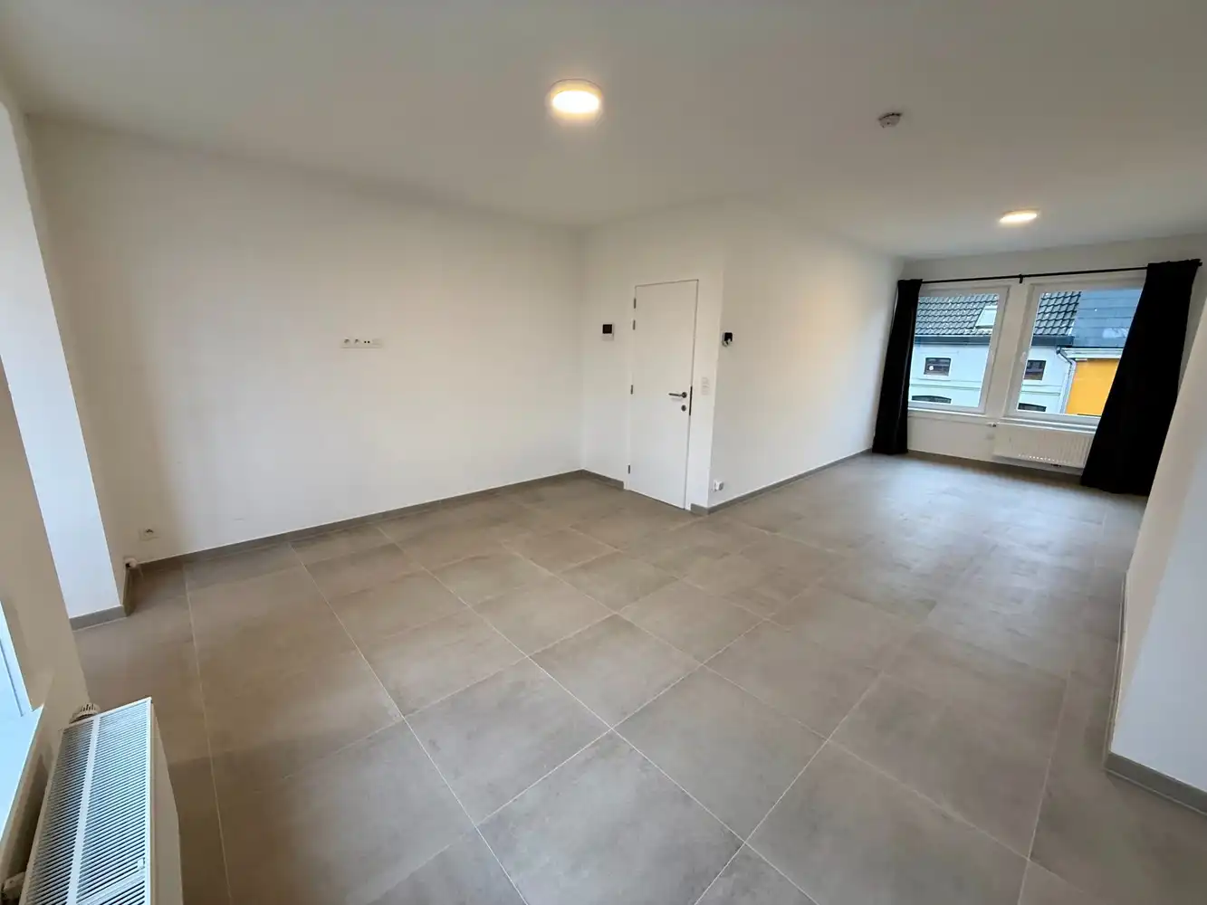 Ruim, gerenoveerd appartement met 2 slaapkamers! foto 4