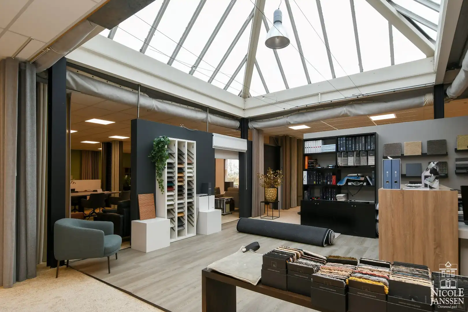 Ruim en luchtig handelspand van ca. 1050m² foto 11