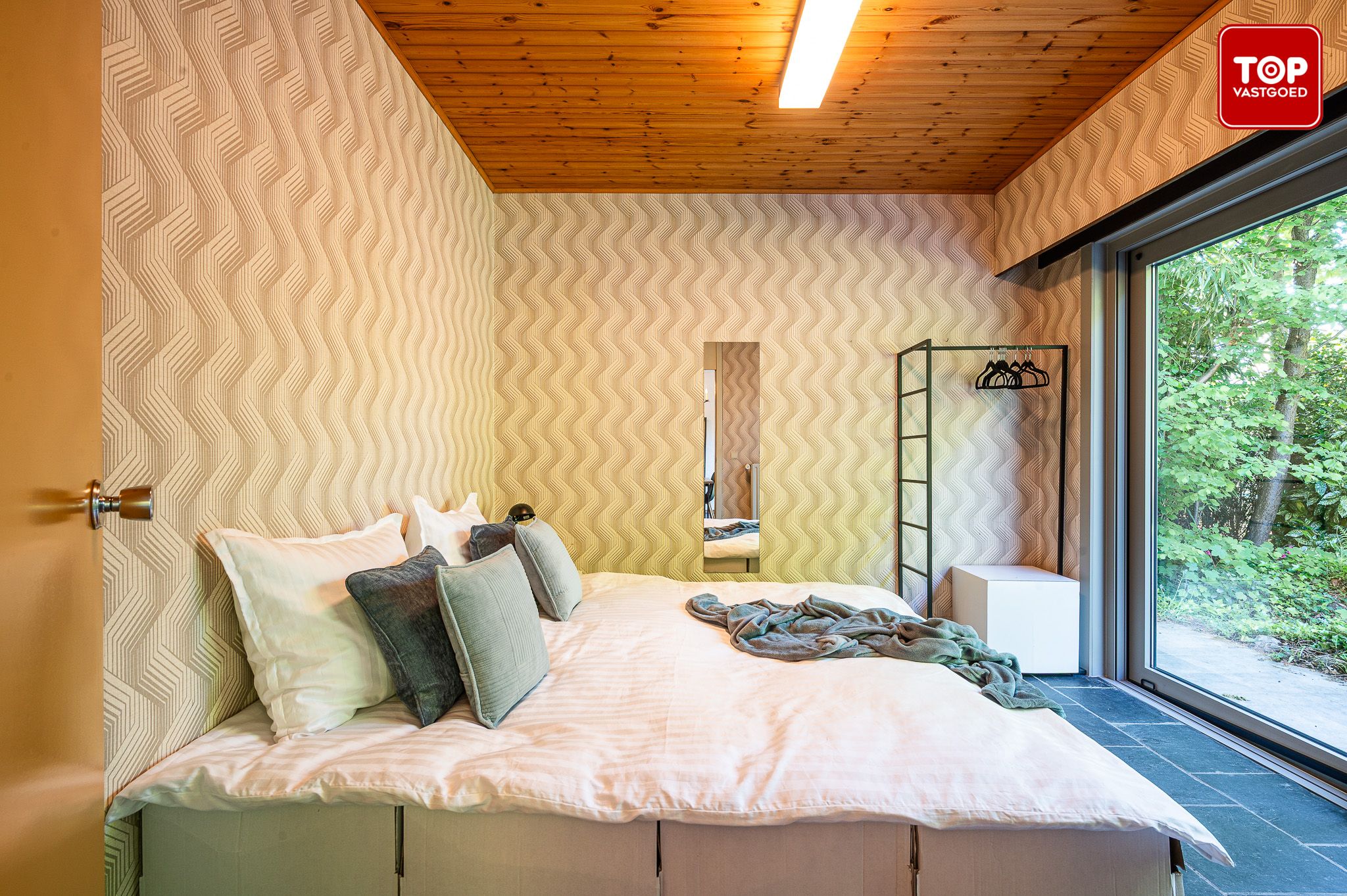Ruime jaren zeventig villa in Mariakerke-Kolegem foto 16