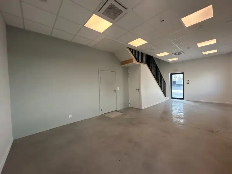 Recent magazijn met kantoorruimte – uitstekende ligging foto 5