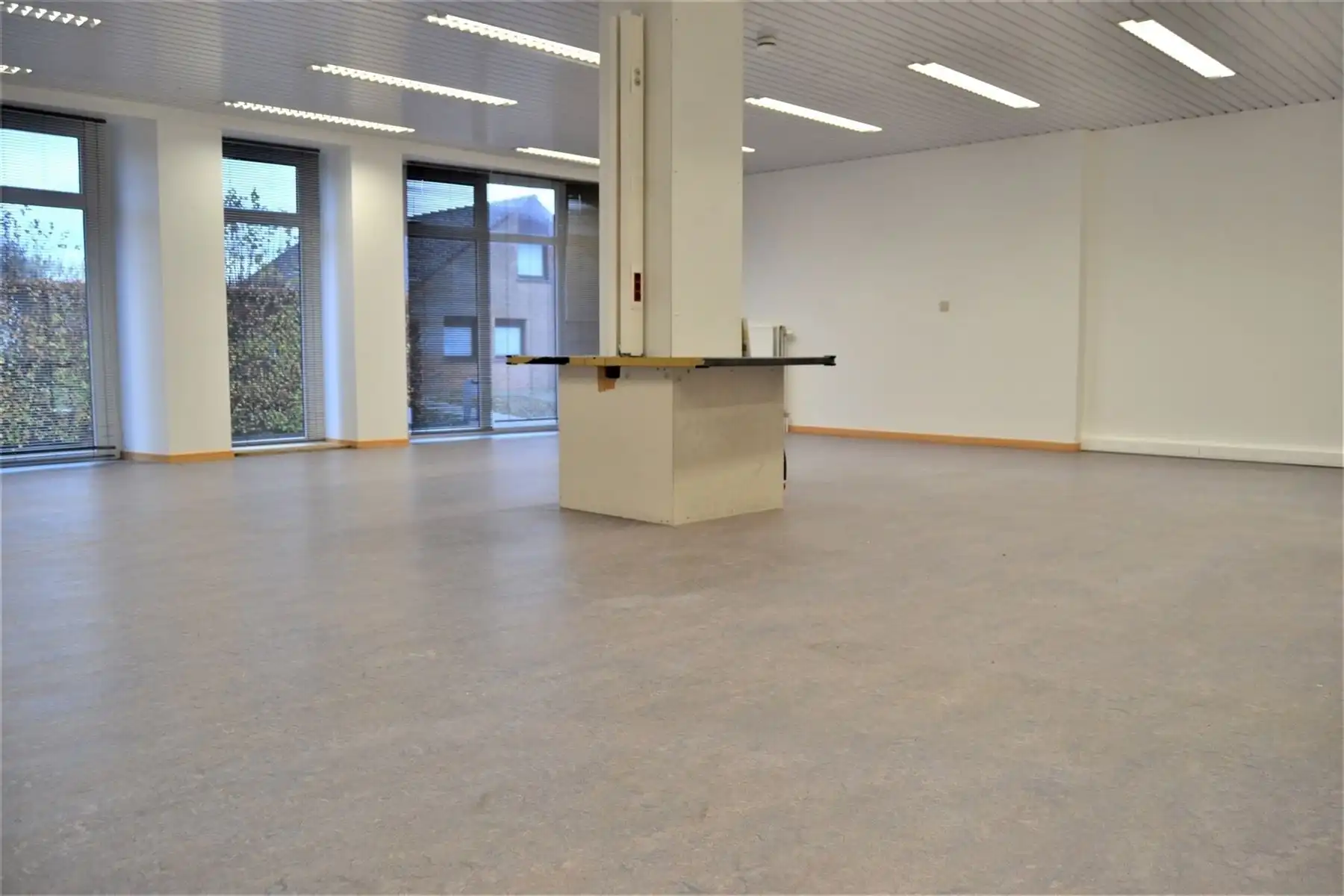 Ruime handelsruimte/kantoorruimte  en opslagkelder foto 9