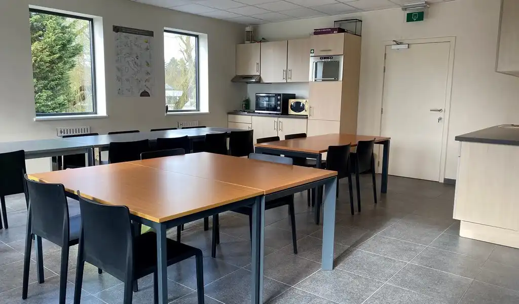 Ingedeelde kantoorruimte met visibiliteit te huur in Sint-Martens-Latem foto 16