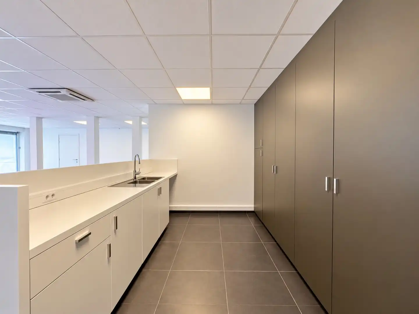 Bedrijfsgebouw +/- 3.021 m² met magazijn en kantoren in Marke foto 5