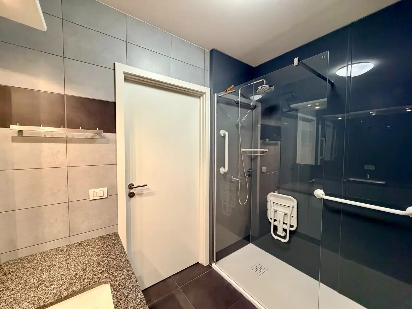 Instapklaar 2-slaapkamerappartement en terras op wandelafstand van centrum Tielt! foto 11