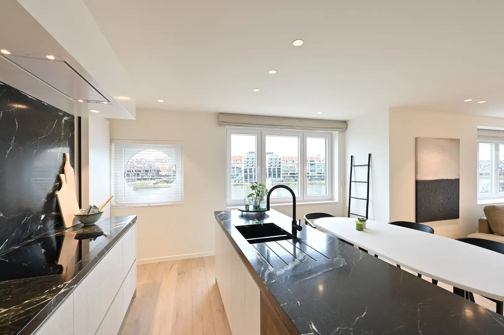 Gerenoveerd hoekappartement, heel rustig gelegen te Knokke,  genietend van een uitgestrekt zicht op het Zegemeer. foto 12