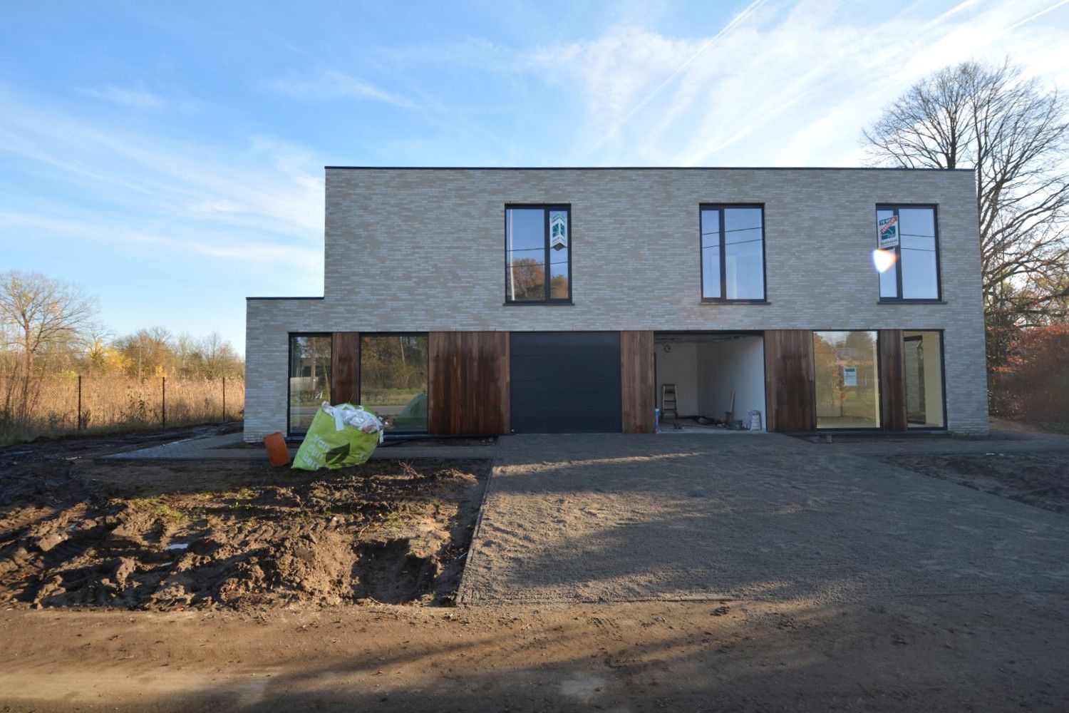 NIEUWBOUWWONING MET 3 SLK, GARAGE EN TUIN! foto {{pictureIndex}}