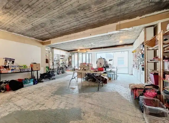BREDE GEVEL- WOONST| HANDELSGELIJKVLOERS OF KANTOOR| DUBBELE GARAGE | TUIN |1.055 M² foto 19