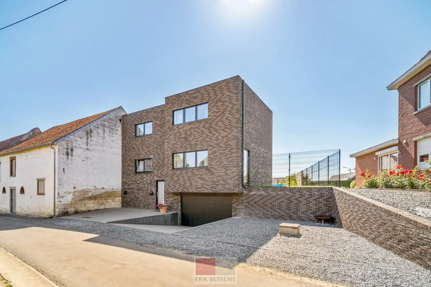 Deze moderne halfopen woning, gebouwd in 2016, biedt een bewoonbare oppervlakte van maar liefst 232 m² op een perceel van 377 m² en maar liefst 5 slaapkamers waarvan er eentje in gebruik is als bureau. foto 30