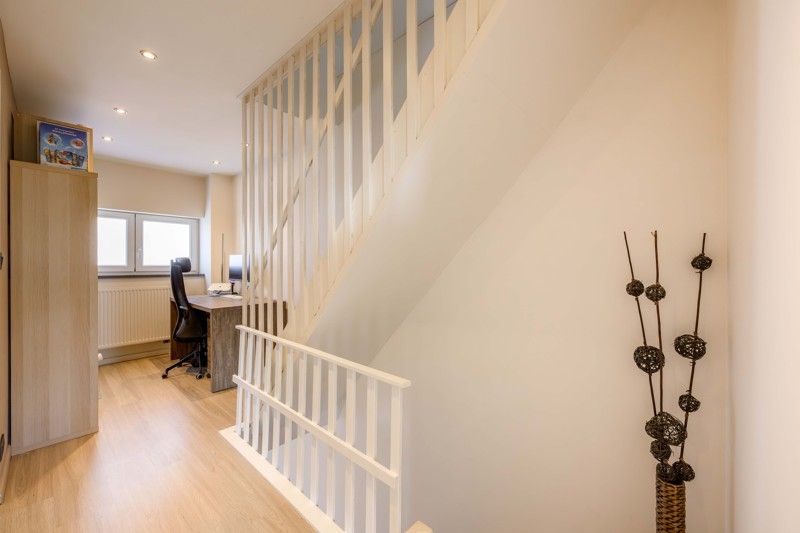 PERFECTE STARTERSWONING! Tot in de puntjes gerenoveerde woning nabij hartje Beveren-Leie! foto 13