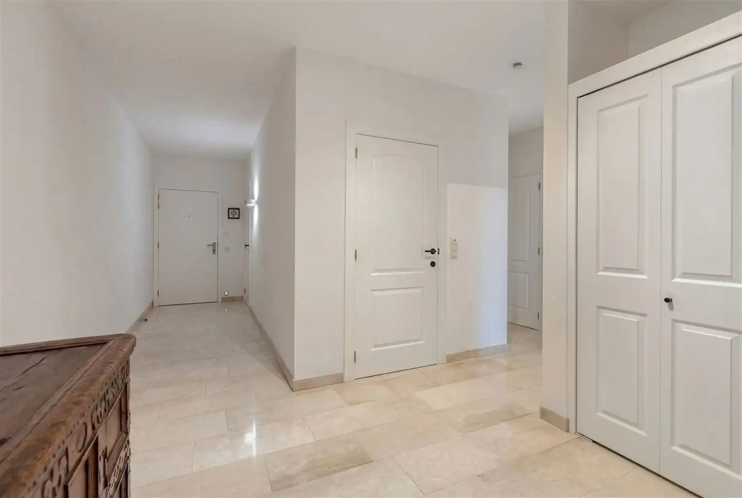 Prachtig, uitzonderlijk ruim appartement met 2 slaapkamers, 2 terrassen en inpandige garagebox, gelegen nabij het centrum van Maaseik. foto 11