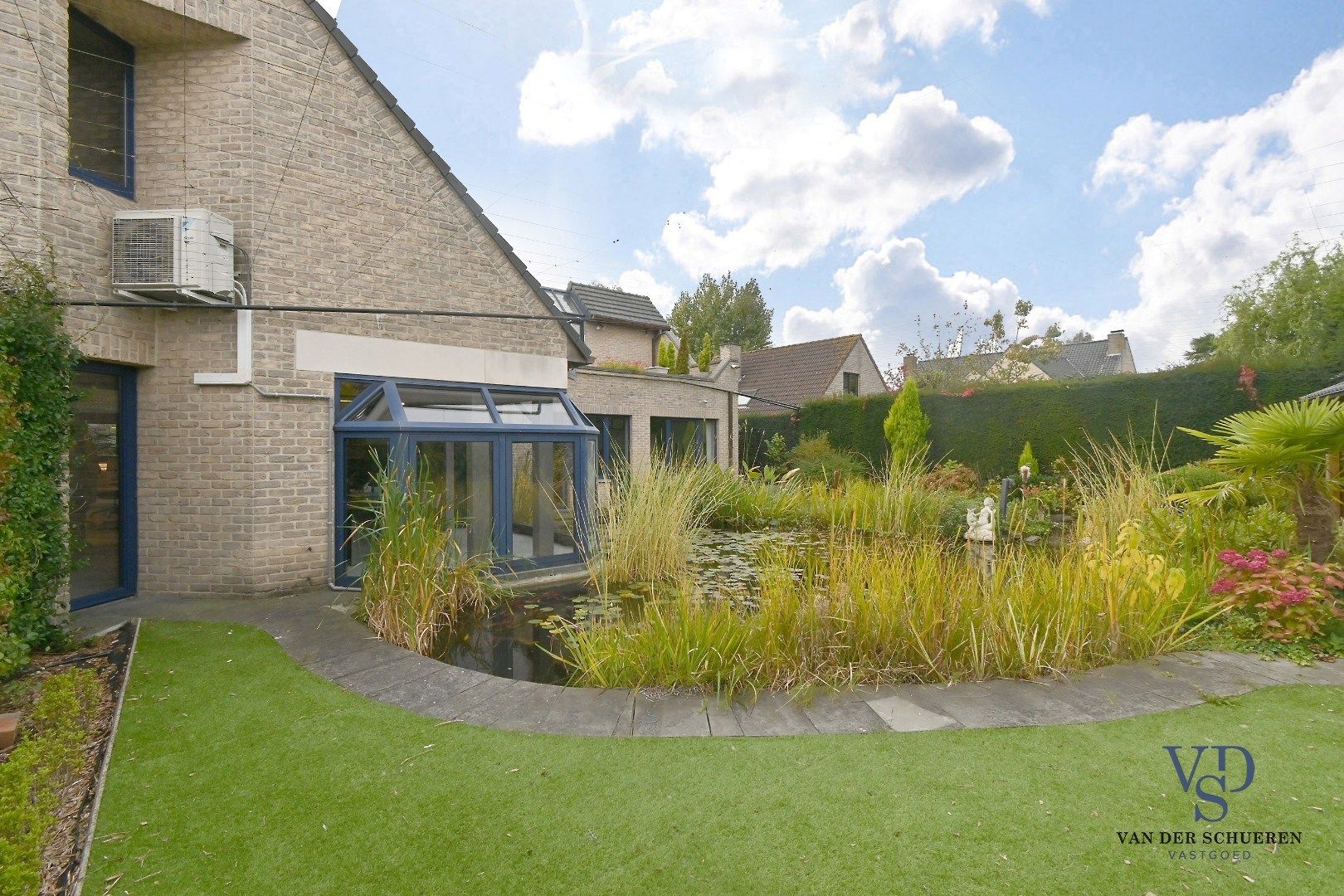 Ruim handelspand met penthouse in villastijl foto 44