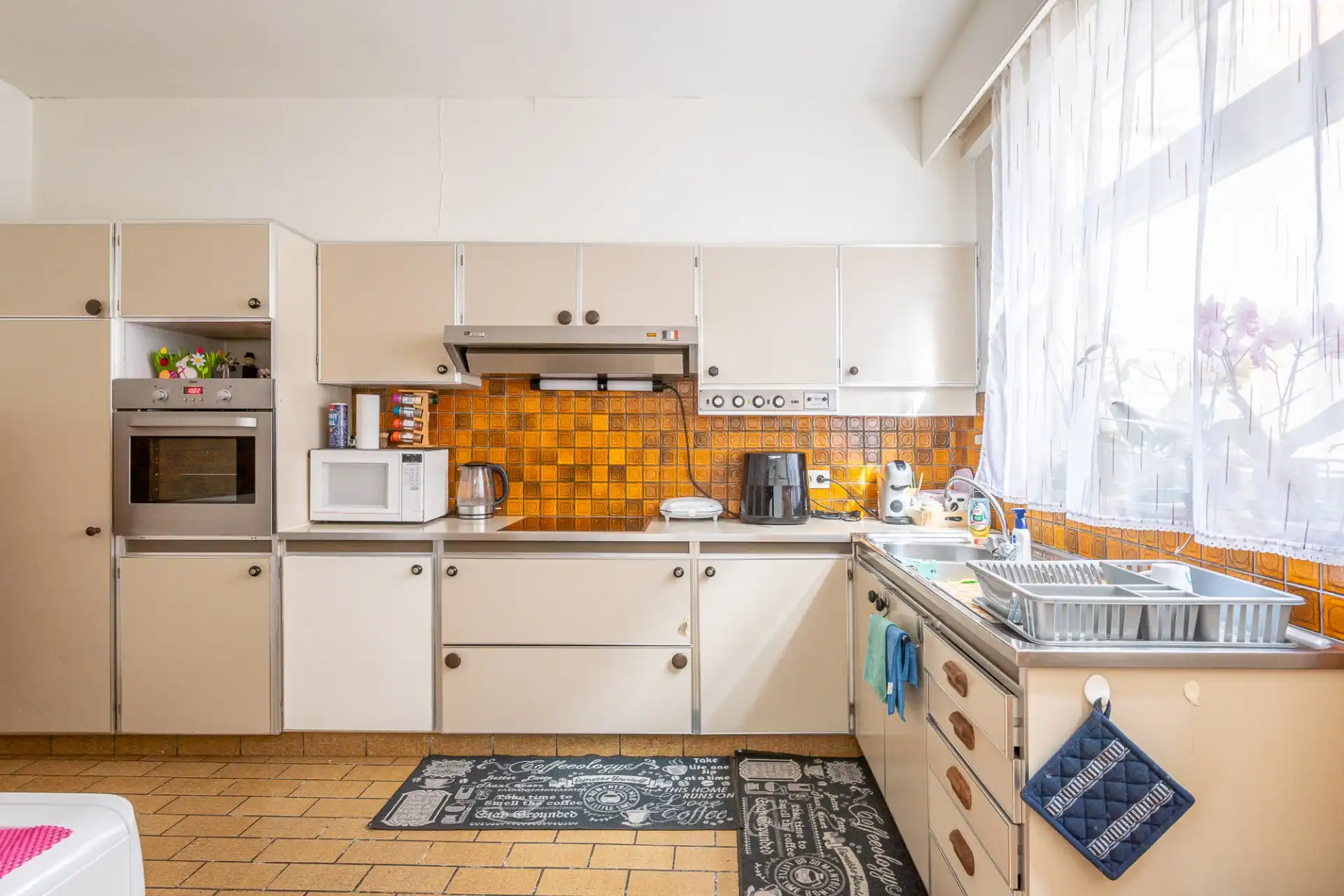 Handelsgelijkvloers en appartement op toplocatie te Tielt foto 8