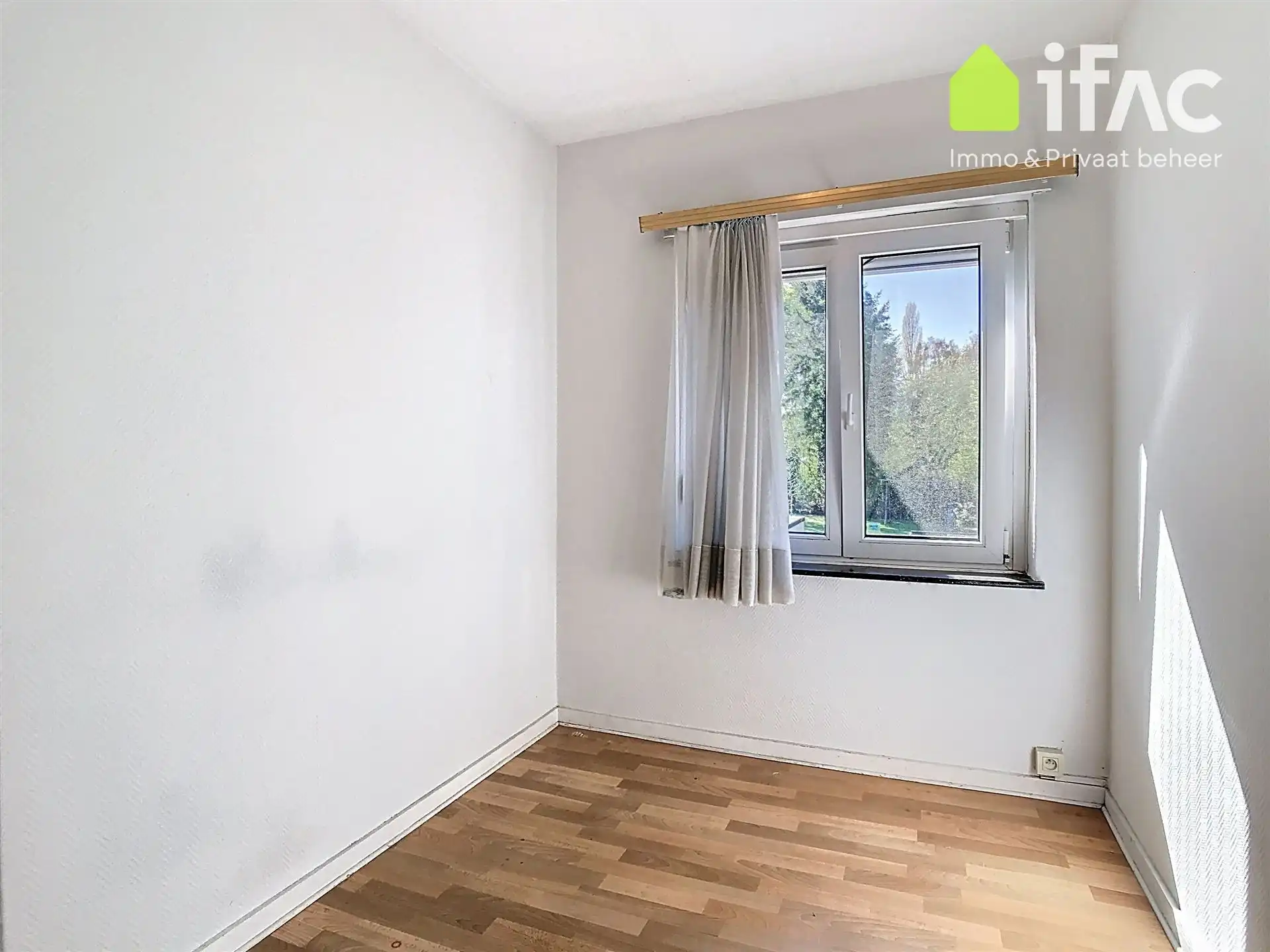 Huis met 2 slaapkamers, bureau en tuin foto 18