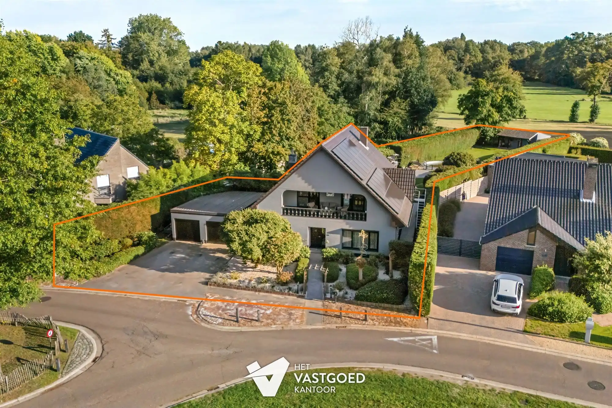 ZEER RUIME, GERENOVEERDE WONING OP TOP-LIGGING! foto {{pictureIndex}}
