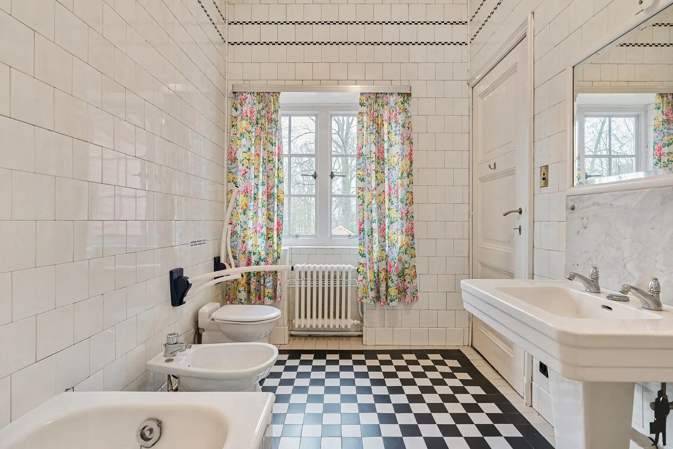 In Vriesdonk, rietgedekte karaktervolle villa met authentieke elementen, prachtige parktuin, hoge plafonds en veel verbouwingspotentieel! &nbsp;Grondoppervlakte &nbsp;is ca. 9127m². foto 17