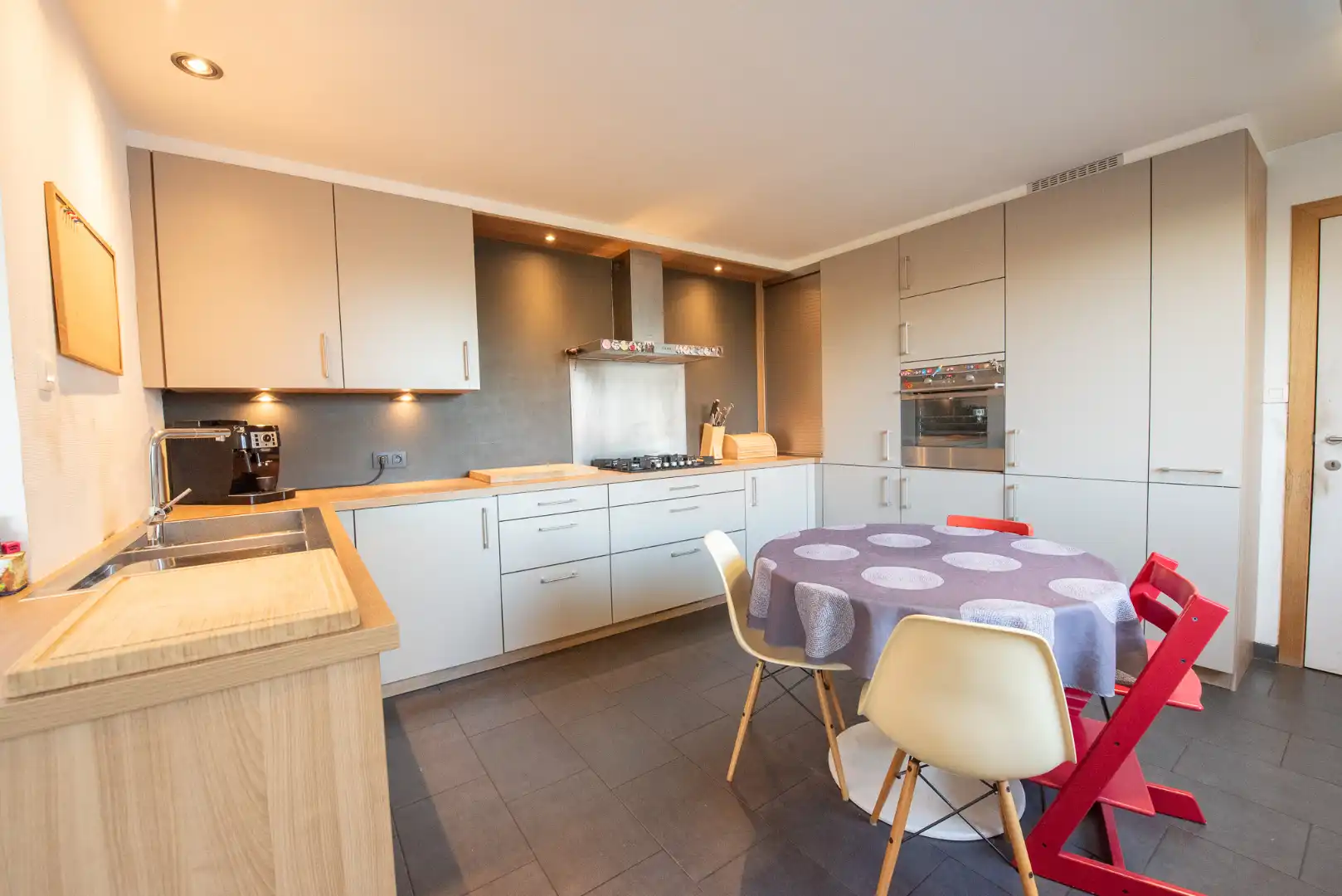 Charmante en ruime woning te huur met tuin en garage. foto 8