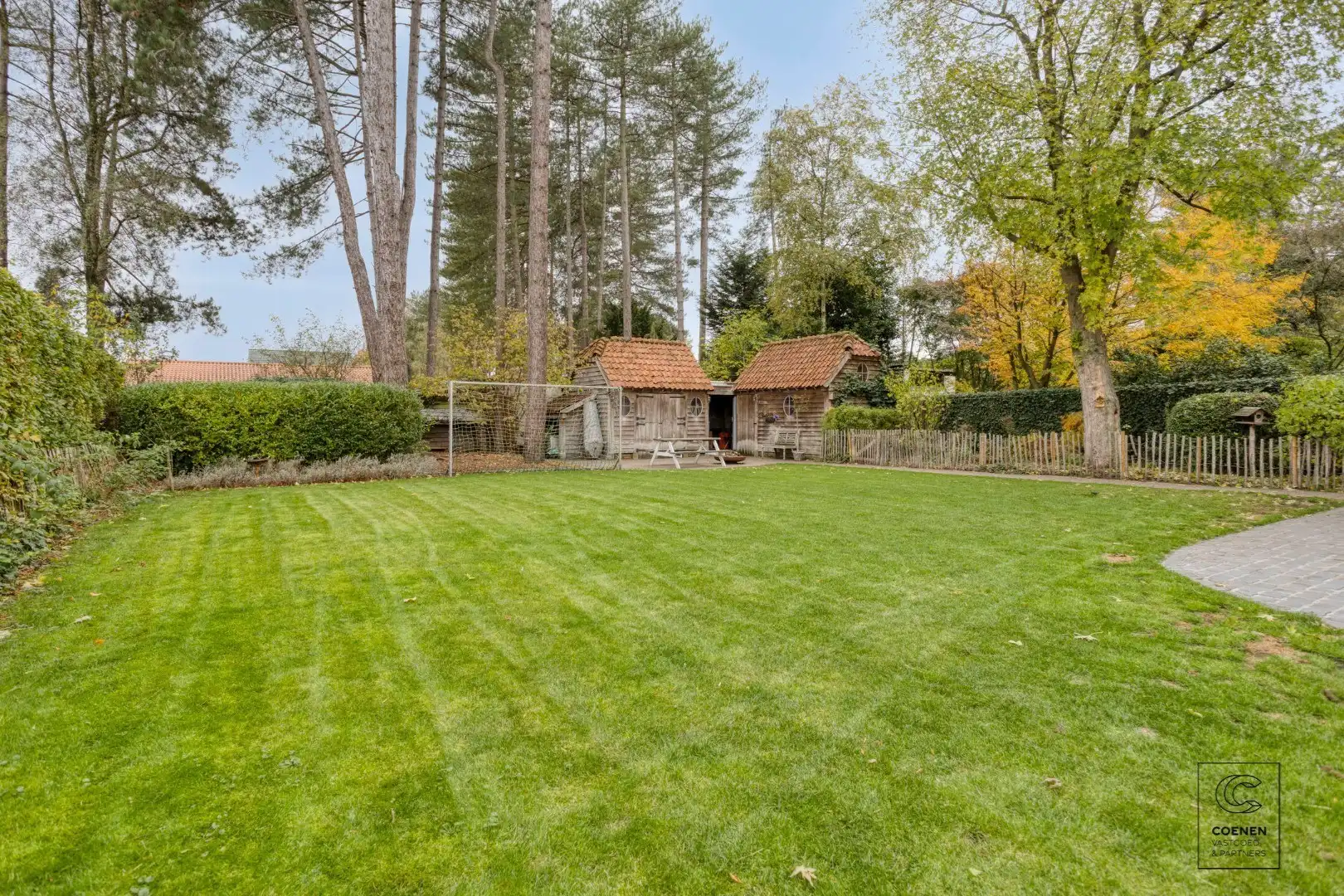 Prachtige woning met een bew. opp. van 302 m², 6 slpk, 3 bk en prachtige tuin met zwembad  foto 39