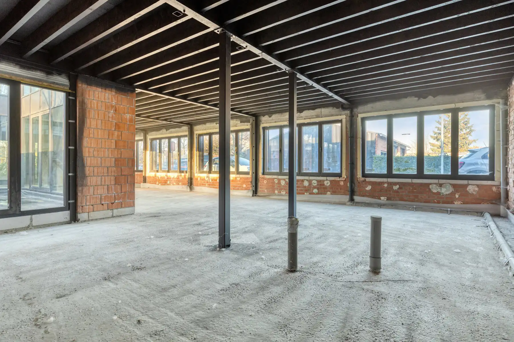 Casco af te werken woning met achterliggend magazijn. foto 7