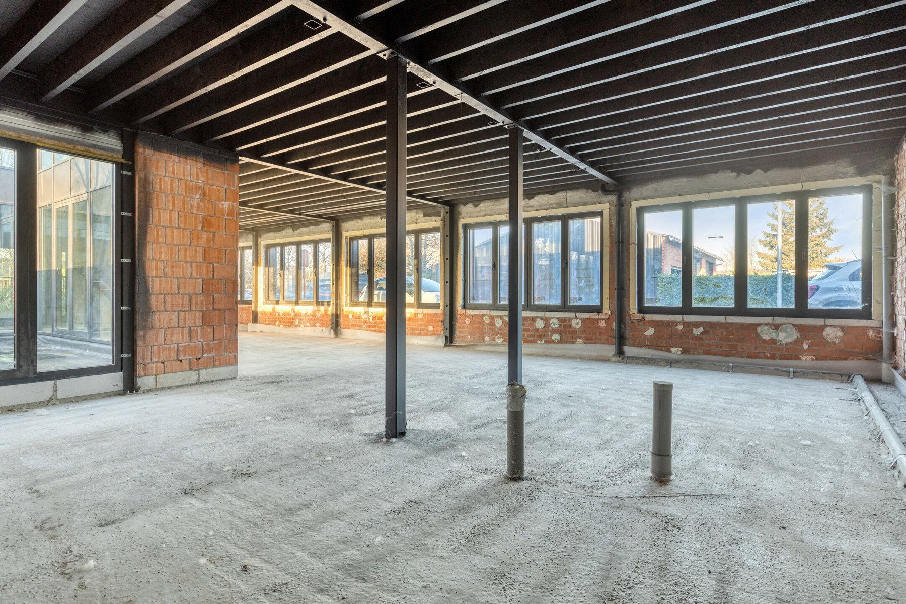 Casco af te werken woning met achterliggend magazijn. foto 7