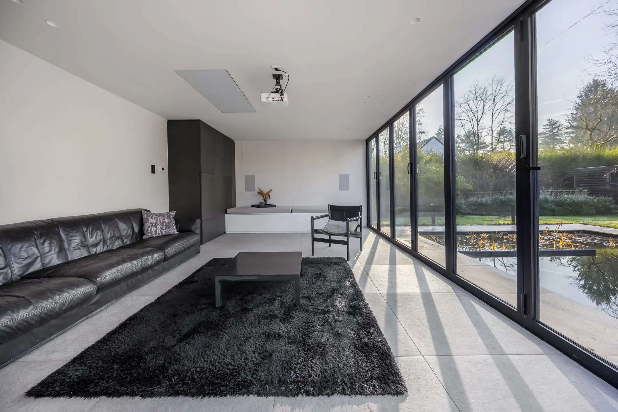 Luxueuze moderne villa met zwemvijver omringd door groen foto 27