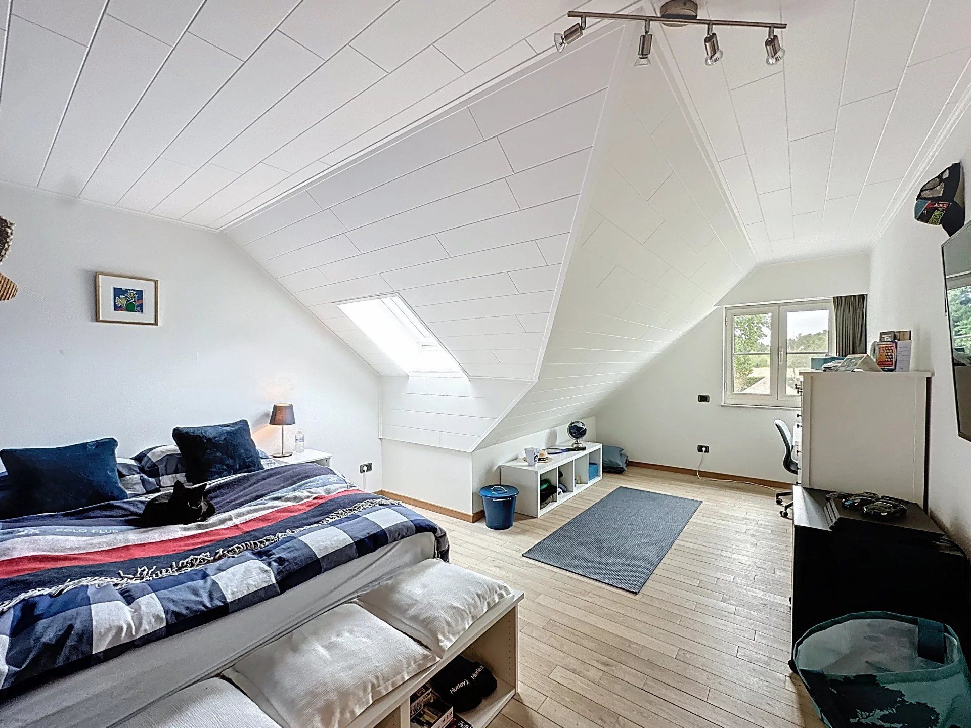 Prachtige landelijke gelegen vrijstaande woning uit 2001, gelegen op een perceel van 16a 43ca. Deze woning biedt comfort, ruimte en privacy met hoogwaardige afwerking en moderne gemakken. foto 30