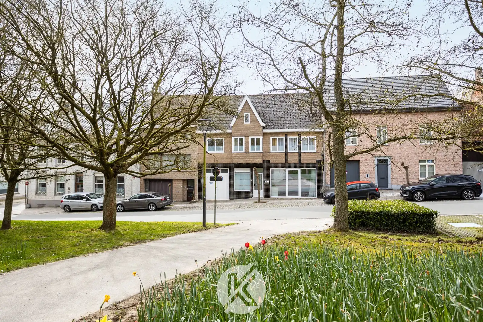 Veelzijdige woning op het dorpsplein foto 2