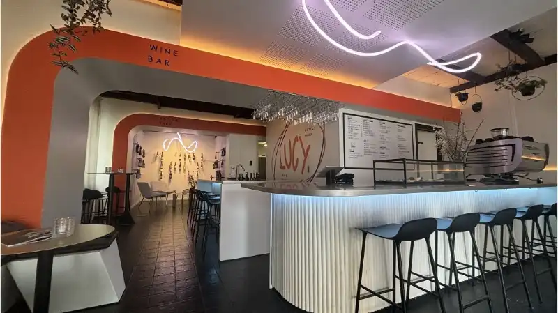 Overname instapklare en trendy Koffie- en Wijnbar met Terras in Brugge foto 3