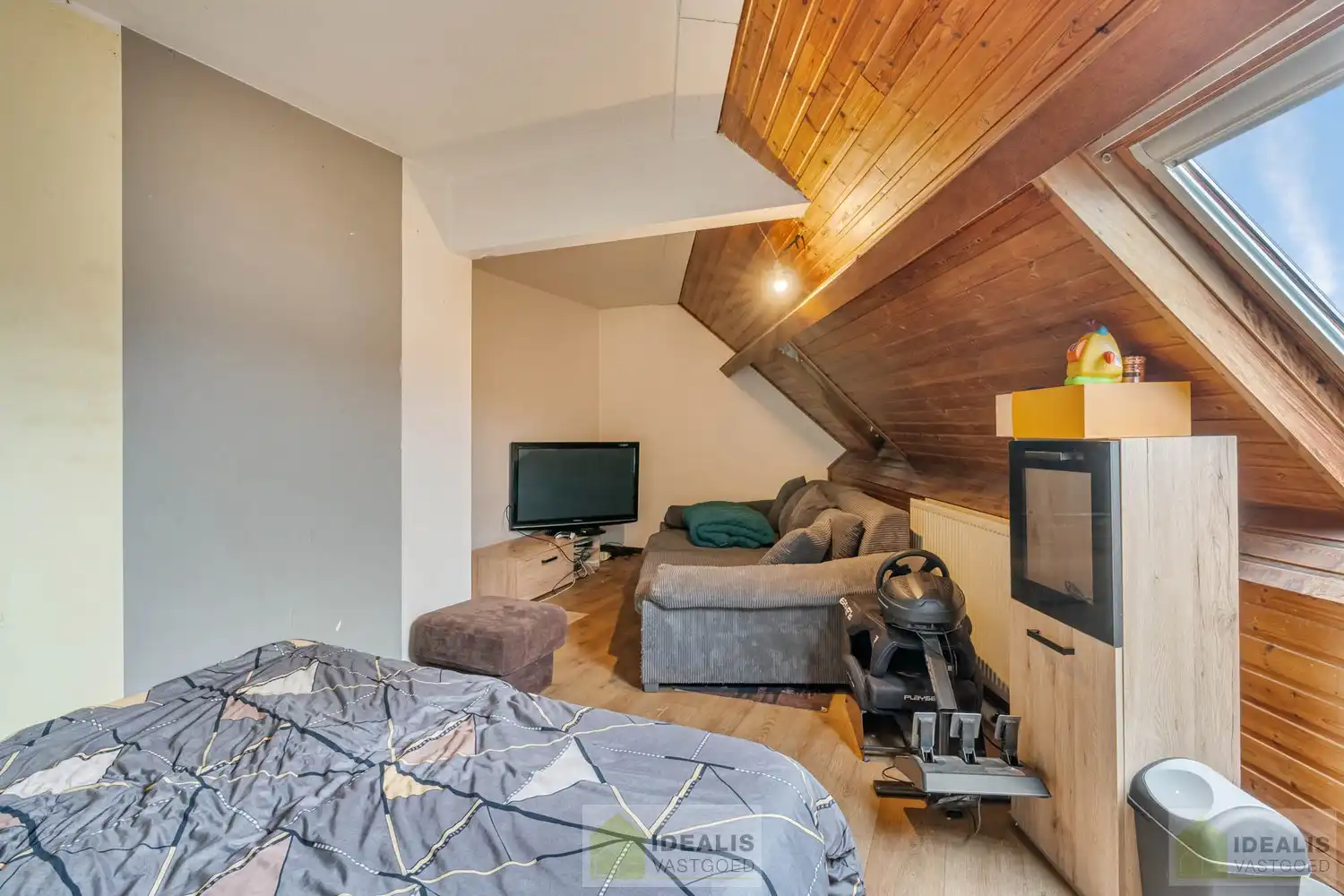 OP TE FRISSEN RUIM DUPLEX APPARTEMENT PAL IN  HET CENTRUM VAN HAMONT! Dit uiterst ruime appartement omvat maar liefst ca.142m² bewoonbare oppervlakte en is voorzien van een ruime woonkamer met aansluitend keuken, 3 aangename slaapkamers, volledig vernieuwde badkamer en terras!! Zeer geschikt voor kandidaten op zoek naar een zeer ruim appartement pal in het stadscentrum van Hamont (Hamont-Achel)! foto 14