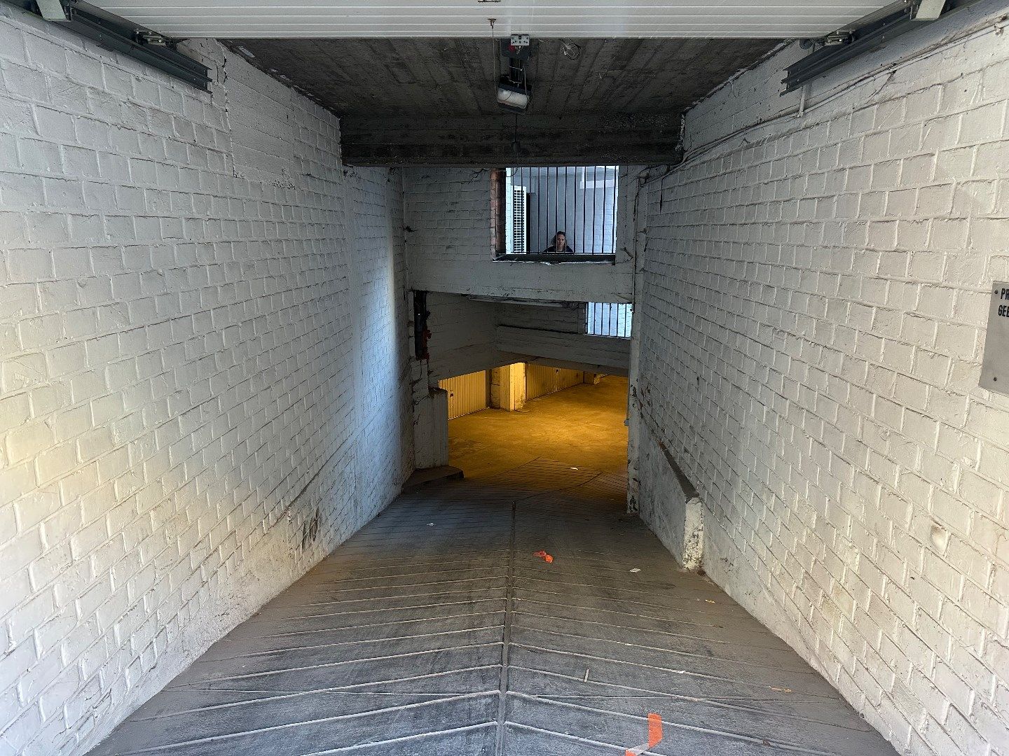 Veilige parkeermogelijkheid vlakbij St-Pietersstation : 1 garagebox beschikbaar. foto 3