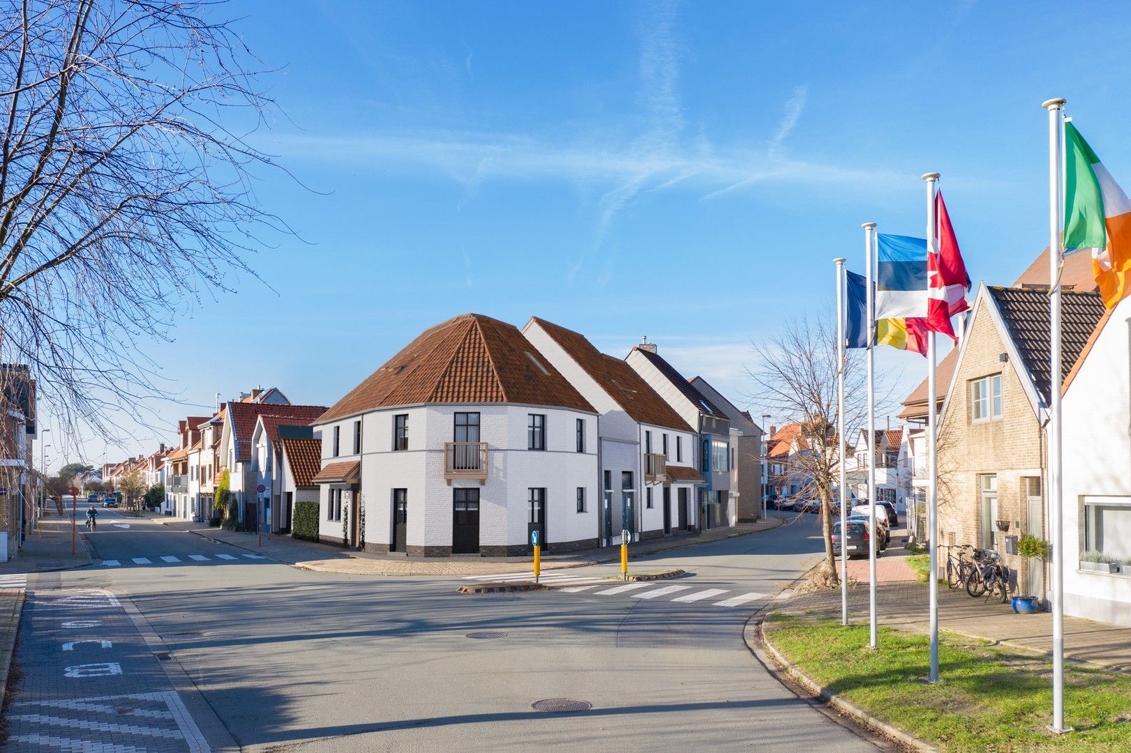 Nieuwbouw woning  met garage gelegen in het oude Knokke op wandelafstand van de groentenmarkt en de winkels foto {{pictureIndex}}