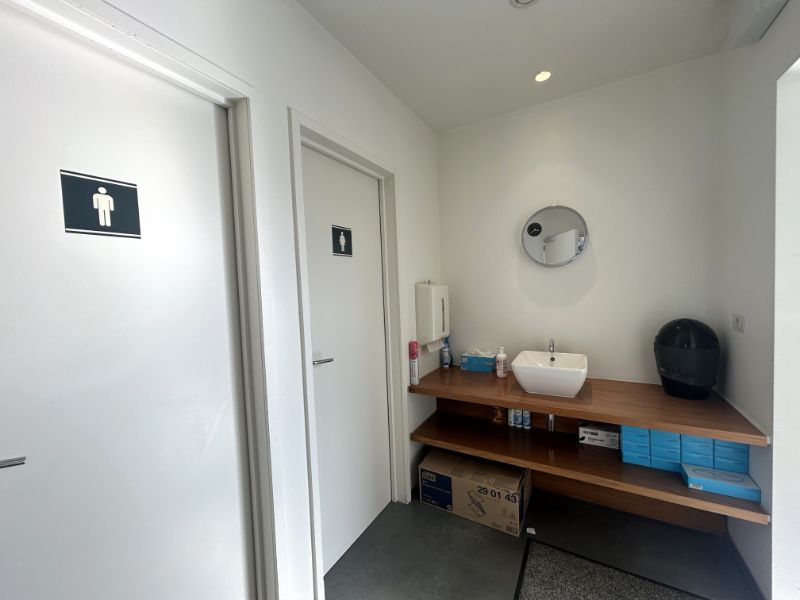 Moderne KMO-unit met 299 m² kantoren en 324 m² magazijn – nabij R4 foto 18