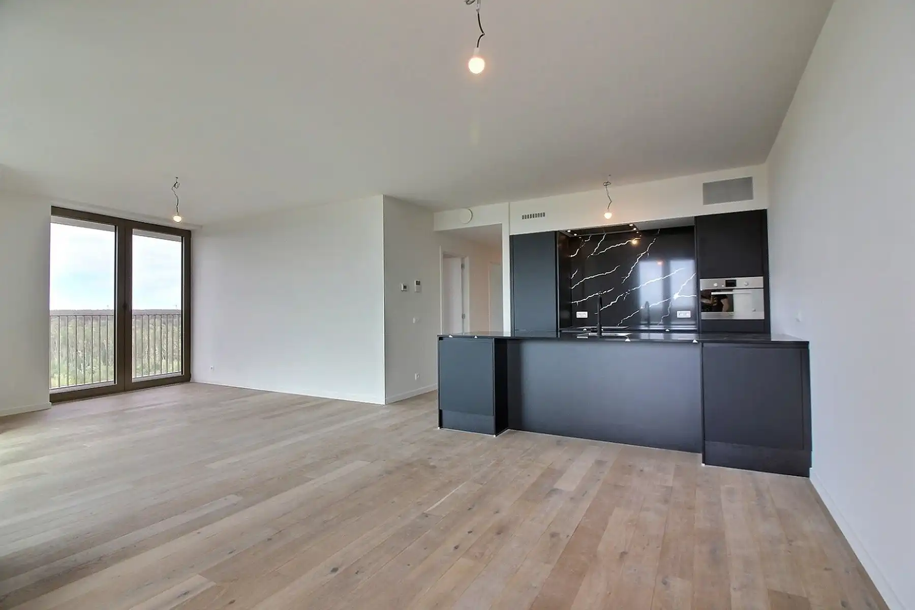 Ruim 2-kamerappartement met panoramisch zicht op toplocatie foto {{pictureIndex}}