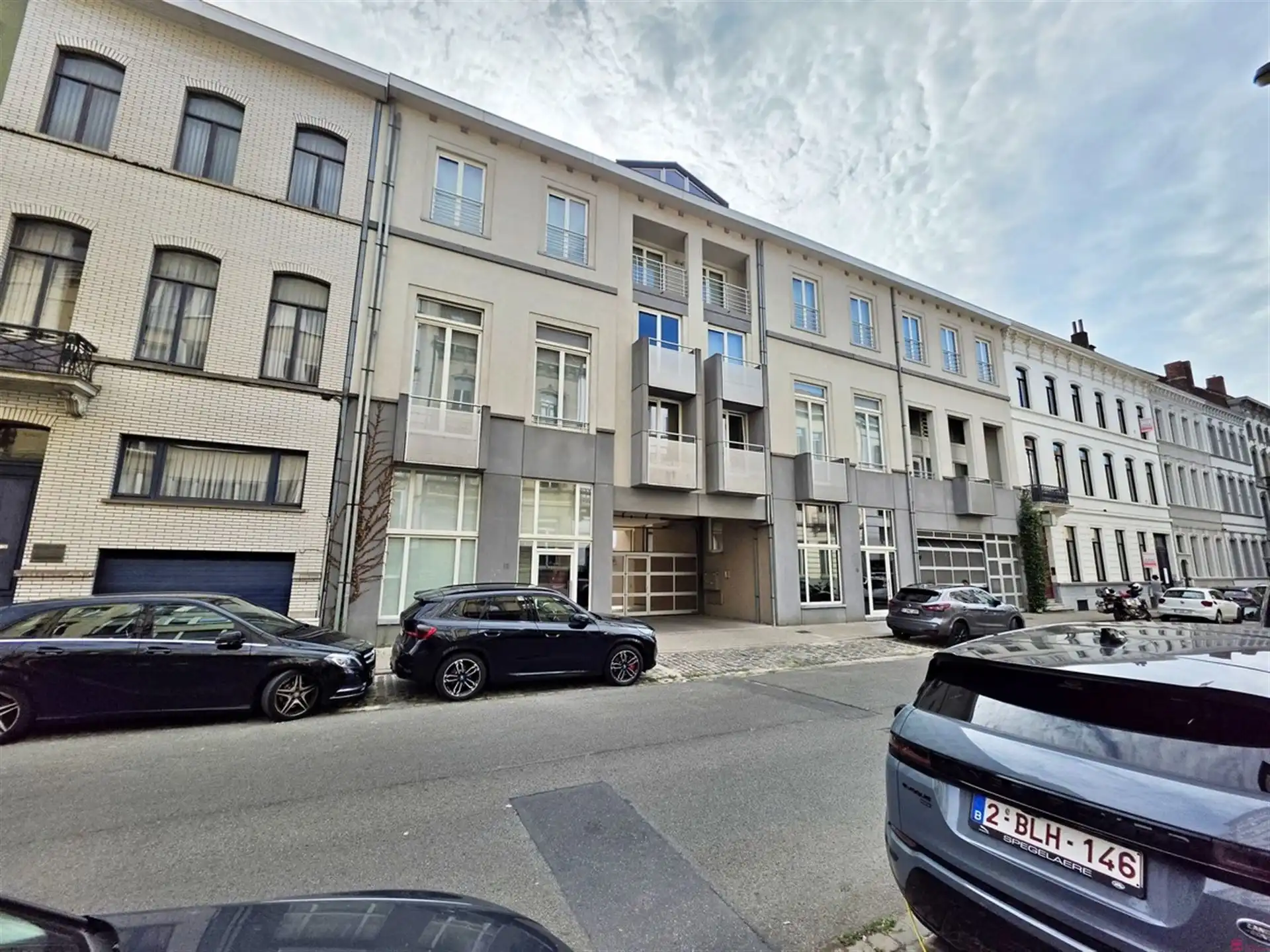 Gelijkvloers appartement met autostaanplaats foto {{pictureIndex}}