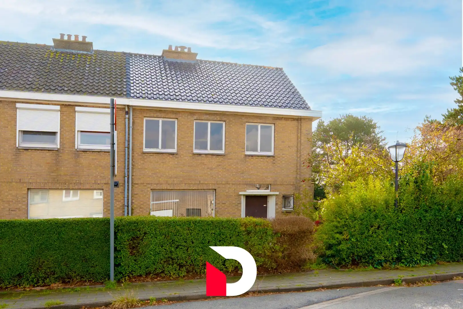 Hoofdfoto van de publicatie: Te renoveren hoekwoning met garage en tuin 