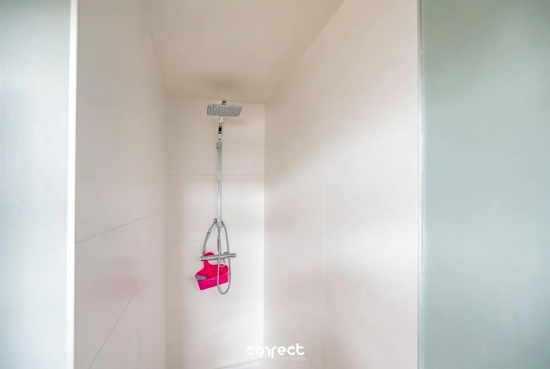 Recente woning met garage en 3 slaapkamers. foto 11