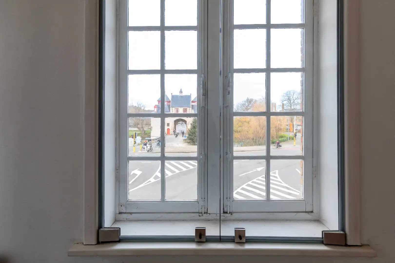 Iconisch neo-gotisch pand met uniek zicht op de Ezelpoort en het Stil Ende foto 15