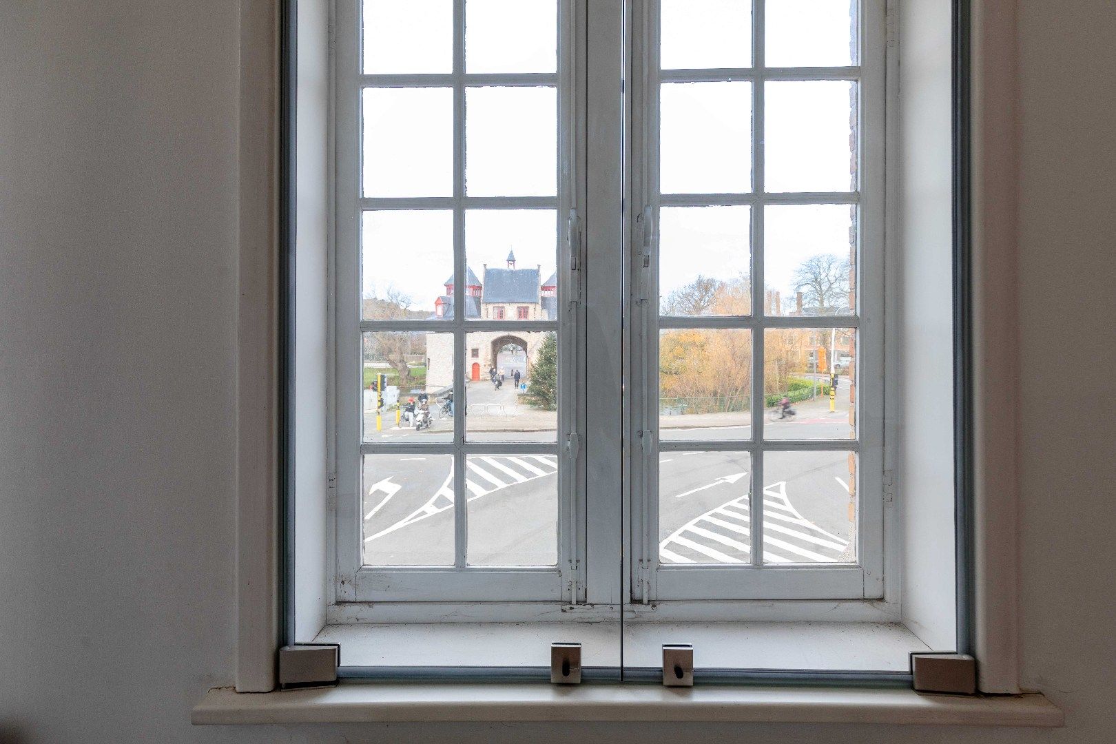 Iconisch neo-gotisch pand met uniek zicht op de Ezelpoort en het Stil Ende foto 15