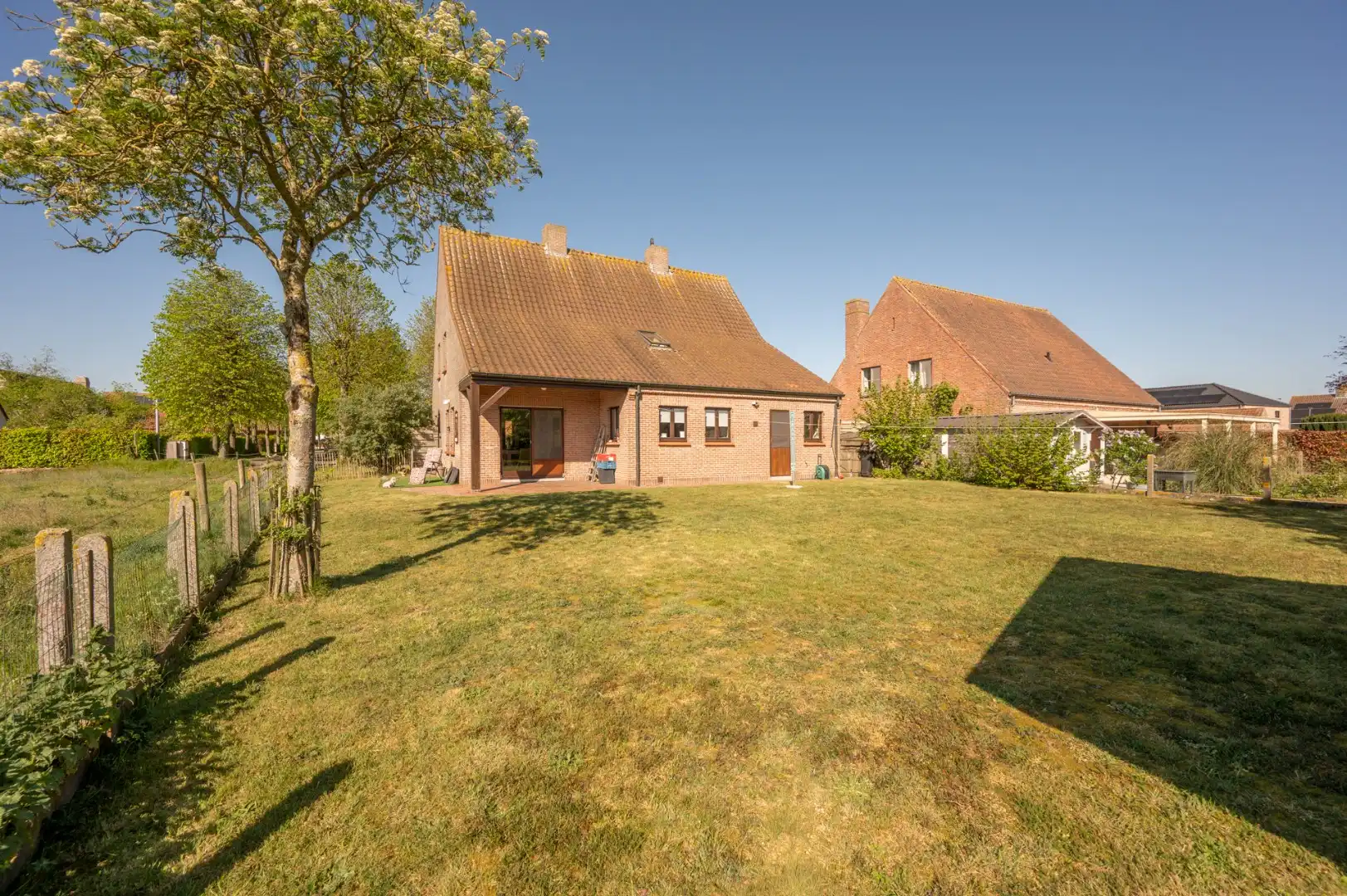Ruime woning met 5 slaapkamers en toffe tuin! foto 14