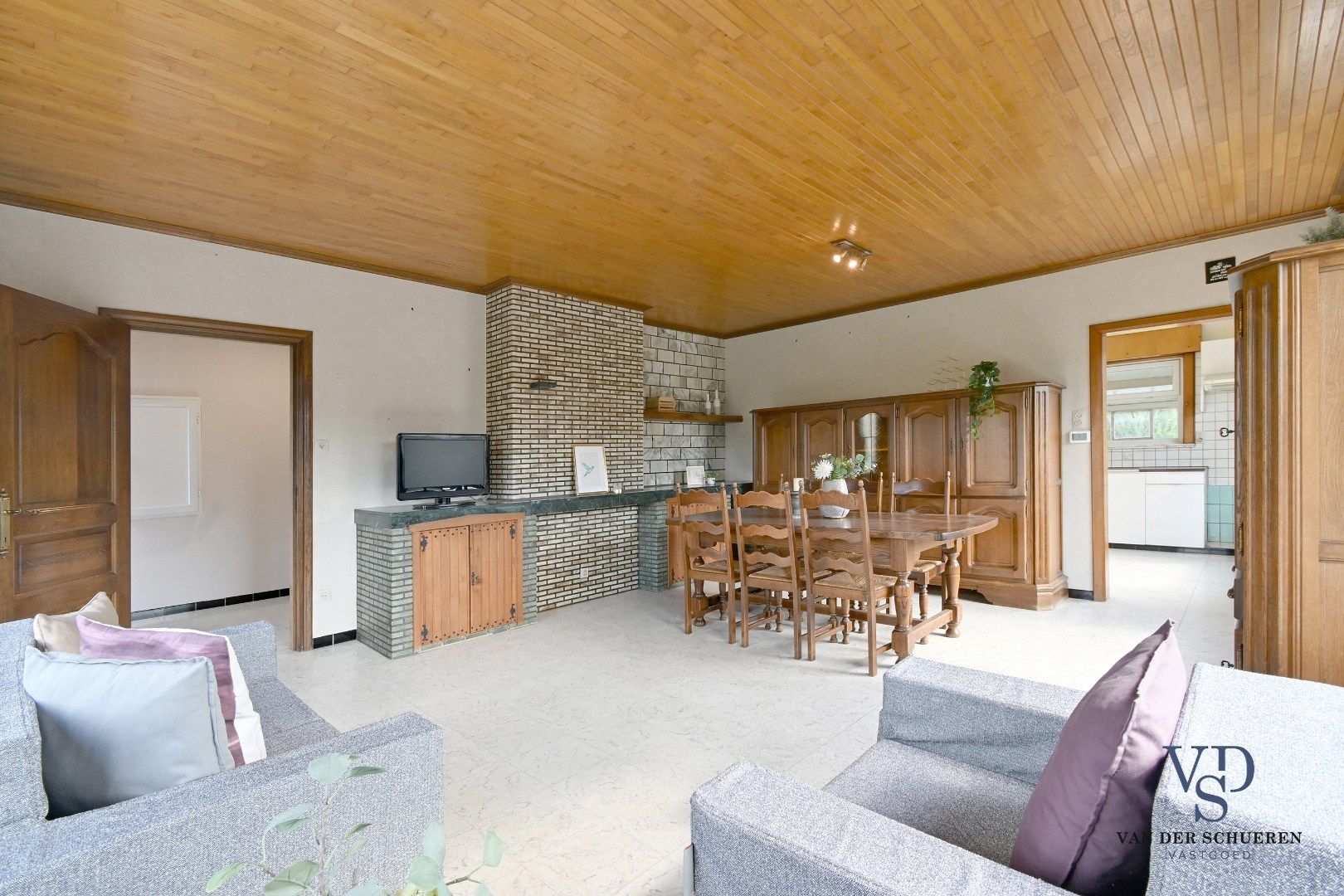 Te renoveren bungalow op een perceel van ca. 2.840 m² foto 7