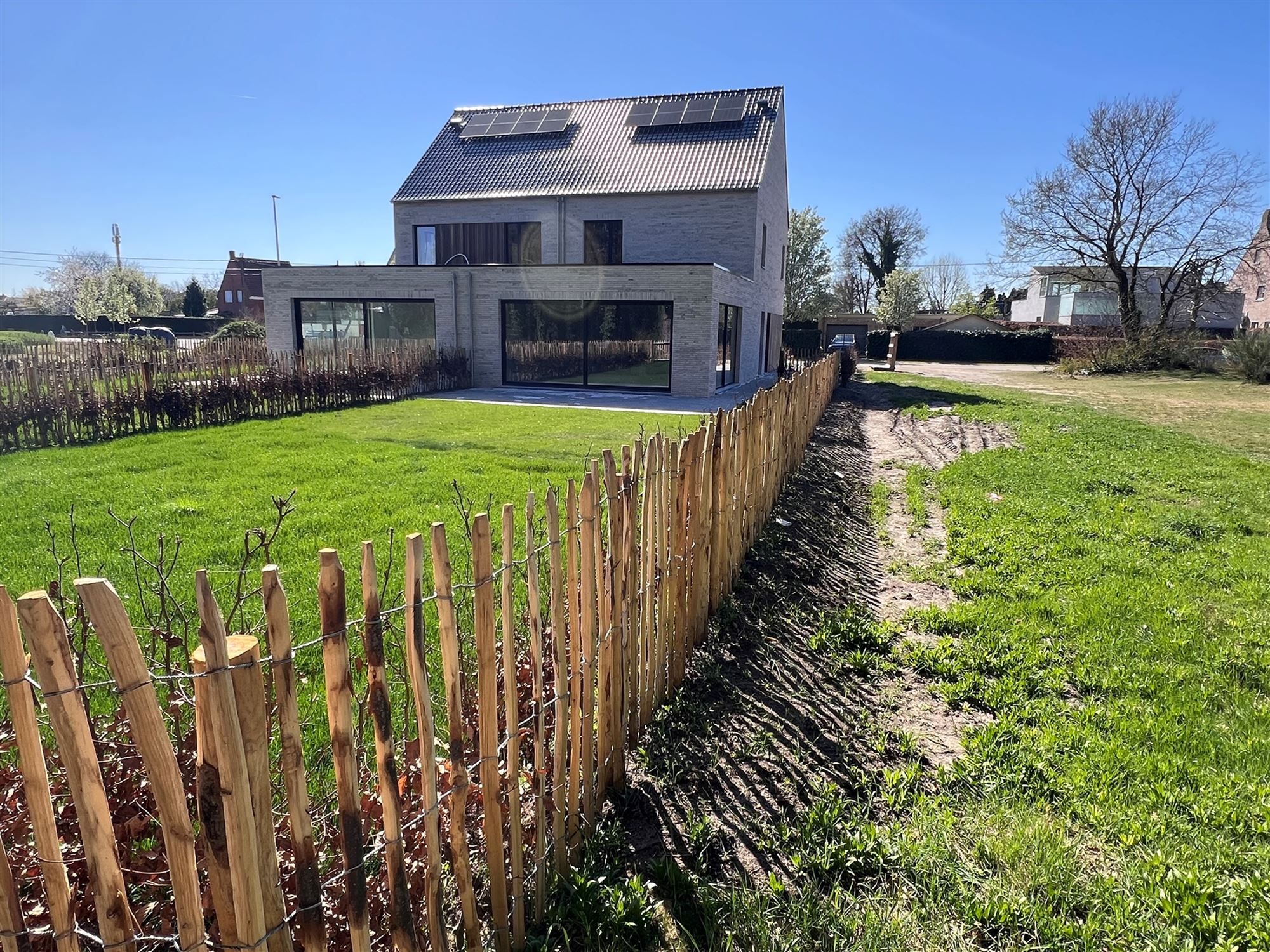 Duurzame Halfopen Woning met Boszicht foto 2