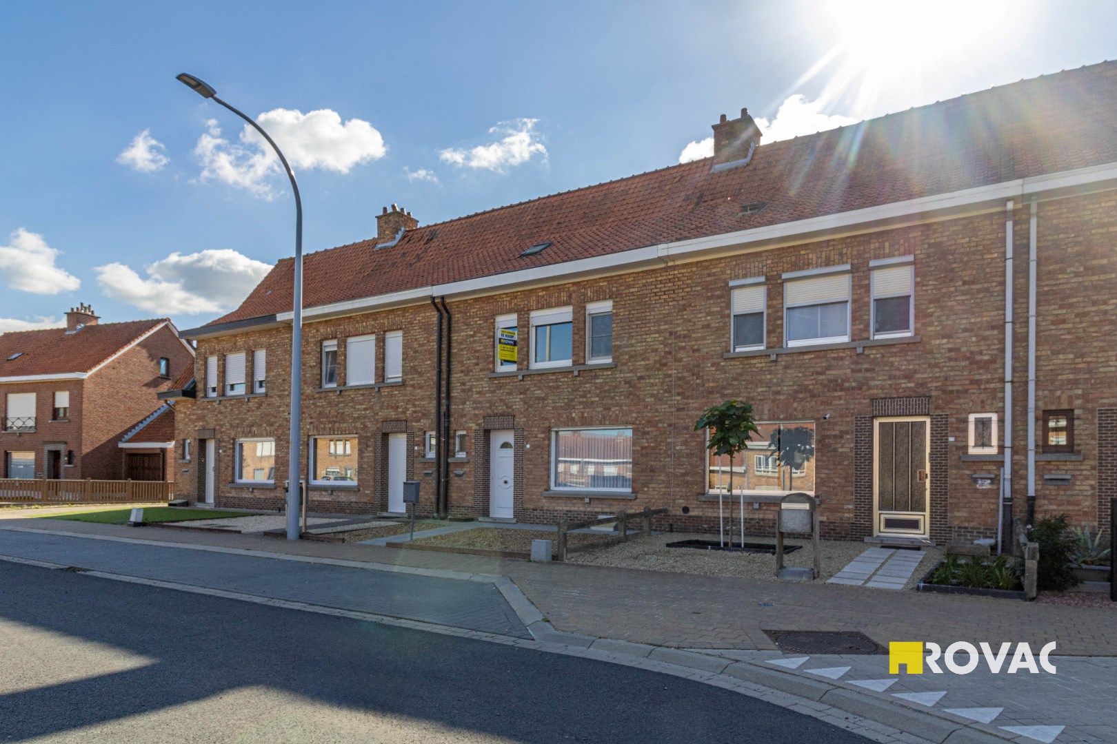 Leuke rijwoning in doodlopende straat met dubbele garage foto 2