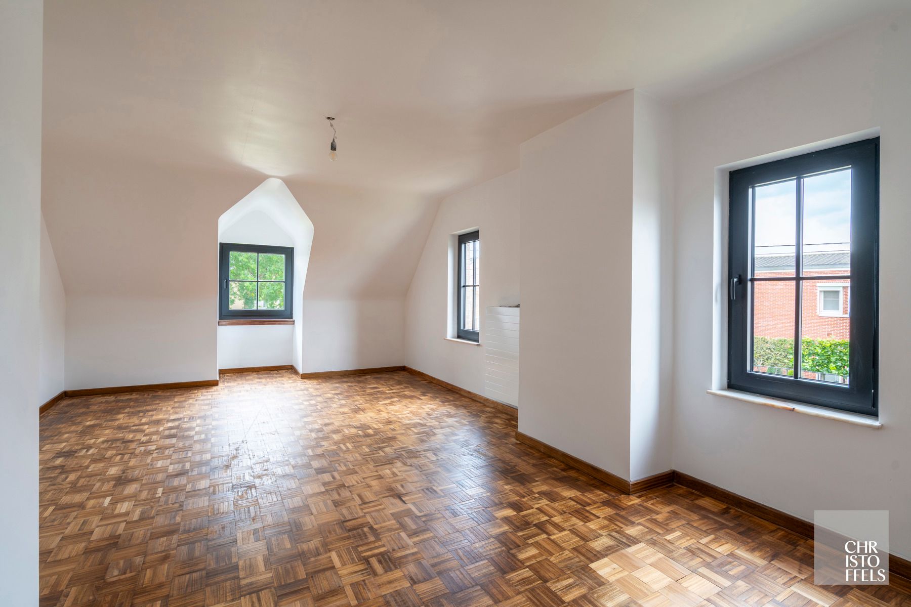 Instapklare, karaktervolle woning met eventuele praktijkruimte (229m²) te Genk!  foto 15