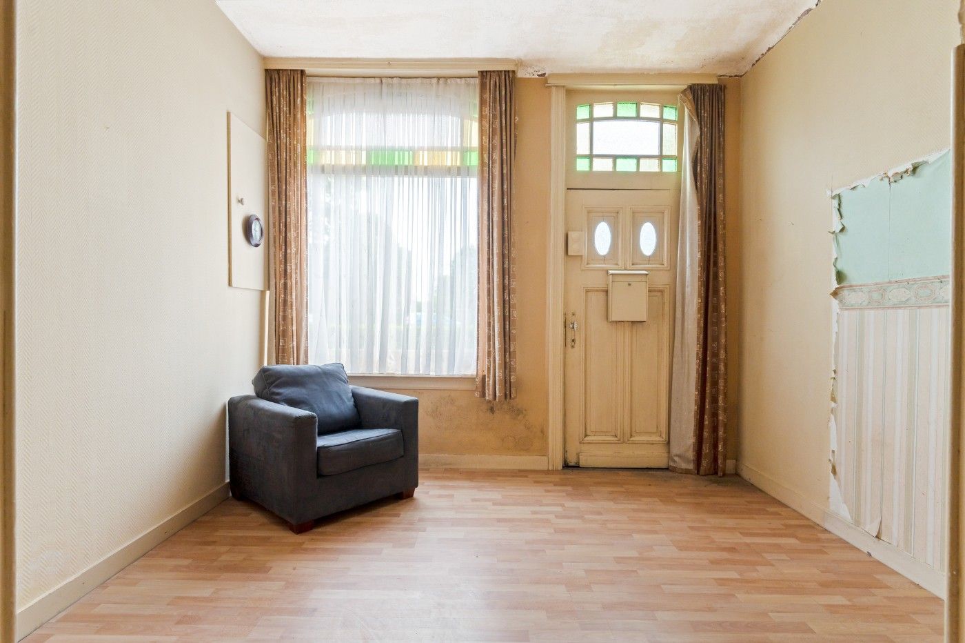 Charmante, te renoveren woning met 2 slpk. en tuin foto 2