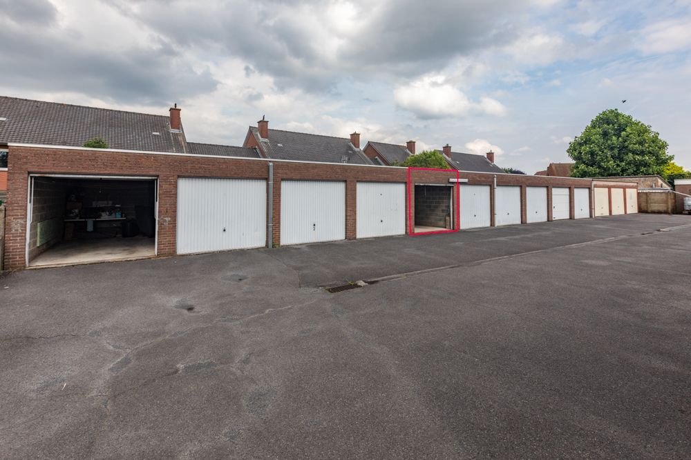 Vernieuwd 2 slaapkamer appartement met terras en garage foto 11