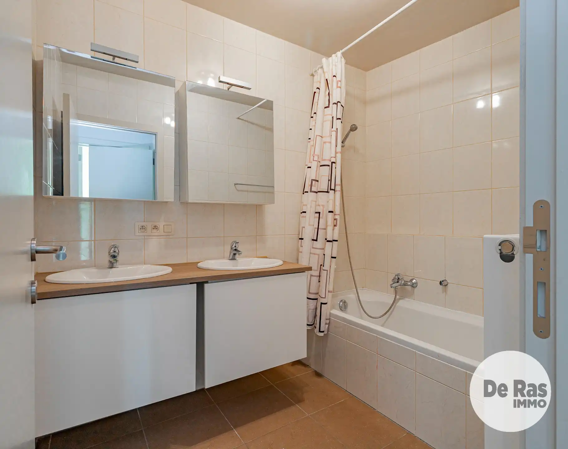 LEDE - Ruim en instapklaar appartement aan de markt van Lede foto 13