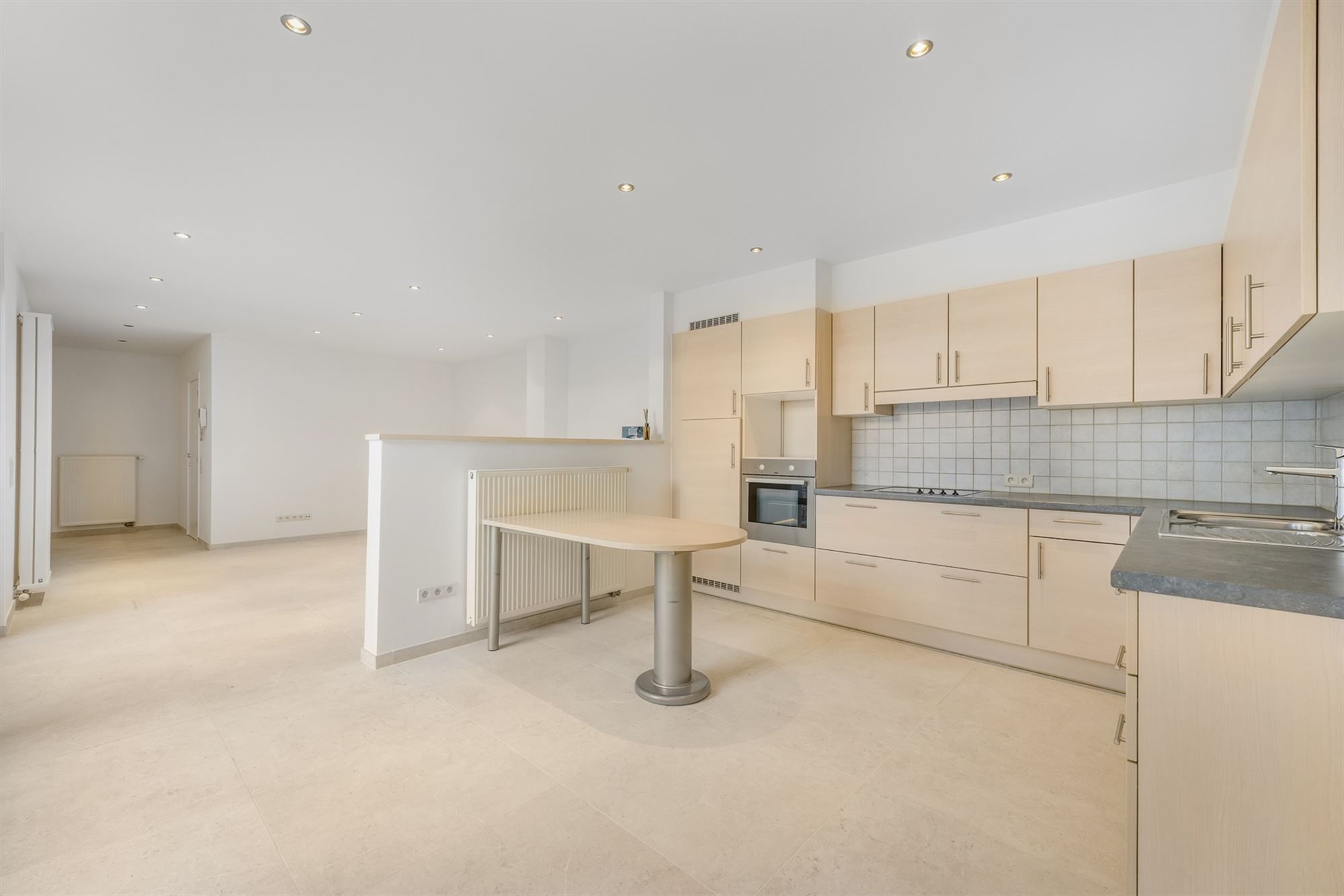 VOLLEDIG INSTAPKLAAR GELIJKVLOERS APPARTEMENT (145M²) MET 2 SLAAPKAMERS, INPANDIGE GARAGE EN TUIN/KOER TE BERINGEN-CENTRUM foto {{pictureIndex}}