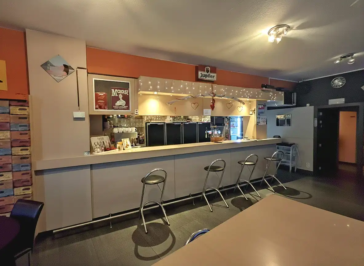 GEZELLIG CAFE MET RUIME WOONST TE HUUR OP TOPLOCATIE IN PITTEM foto 3